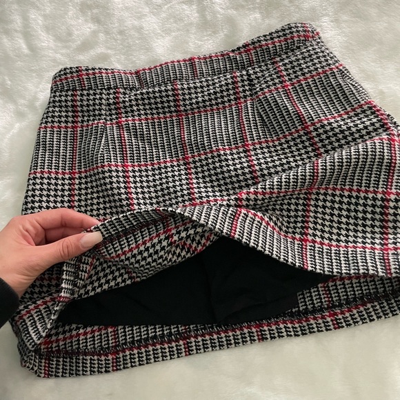 Plaid skort with pockets, pre loved in great condition size small